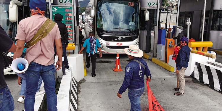 Profesores tomaron la caseta México-Cuernavaca, ayer.