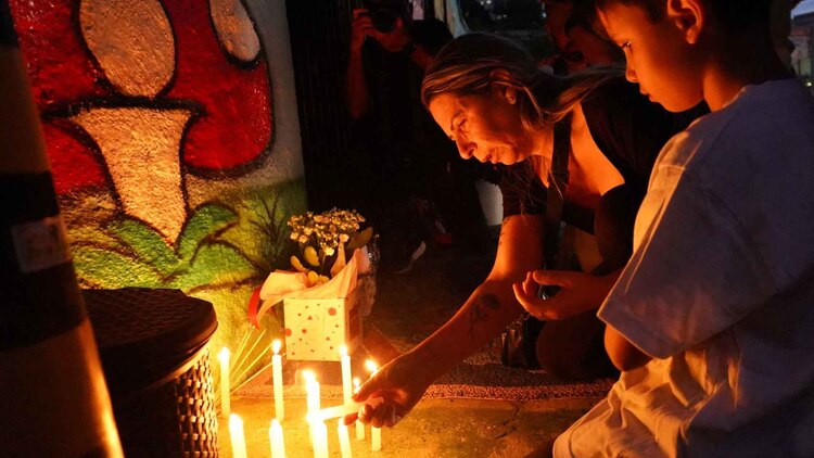 Los habitantes en Brasil prendieron veladoras para acompañar a los niños y niñas de la guardería en Brasil.