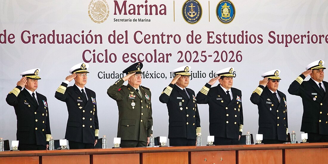 Los secretarios Raymundo Pedro Morales (c.) y Ricardo Trevilla (3.o de izq a der.), al presidir la ceremonia, ayer.
