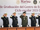 Los secretarios Raymundo Pedro Morales (c.) y Ricardo Trevilla (3.o de izq a der.), al presidir la ceremonia, ayer.