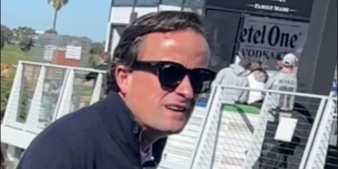 Mikel Arriola fue visto en el Super Bowl LX de la NFL.