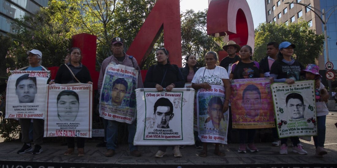 Familiares de los 43 estudiantes marchan en Reforma, el 26 de enero pasado.