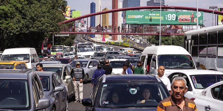 CARRILES CENTRALES y laterales del Periférico Norte, en dirección al sur, a la altura del parque Naucalli,
cerrados ayer por los inconformes; sólo dejaron un carril abierto y varios conductores quedaron atrapados