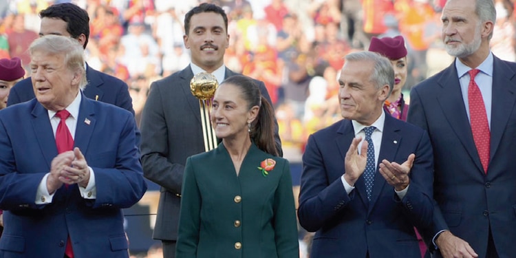 DE IZQ. A DER.: Los mandatarios de EU, Donald Trump; México,
Claudia Sheinbaum, y Canadá, Mark Carney, además del rey Felipe
VI de España, dan la Copa a la selección española el 19 de julio.