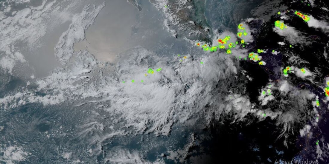 El huracán Adrián ya es categoría 1.