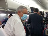 El Presidente de México, Andrés Manuel López Obrador, abordando un vuelo hacía EU para su gira de trabajo.