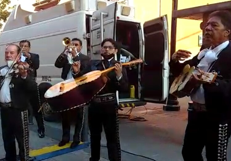 Mariachi interpreta las mañanitas.