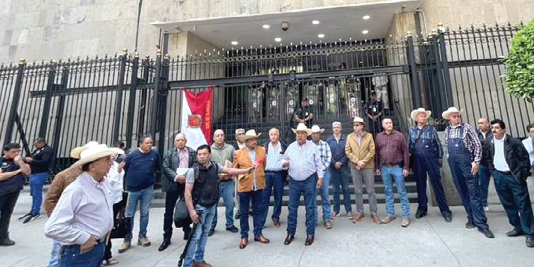 MIEMBROS de la ANTAC y del FNRCM, ayer, al bloquear Segob.