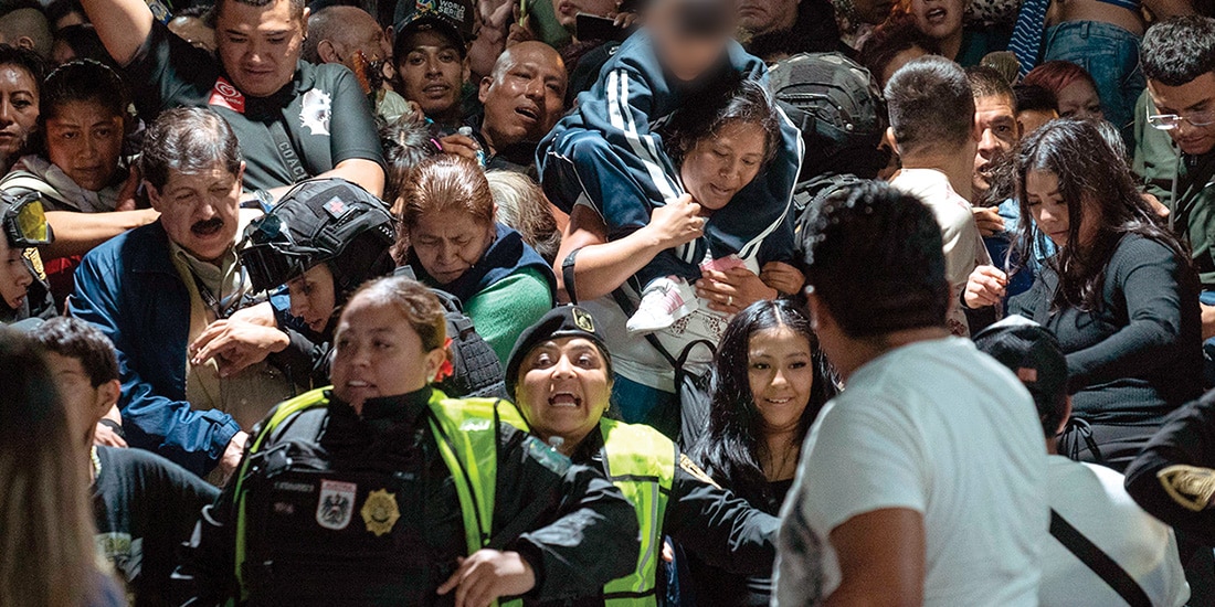 Feligreses con niños se empujan para entrar al templo, ayer