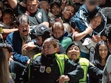 Feligreses con niños se empujan para entrar al templo, ayer