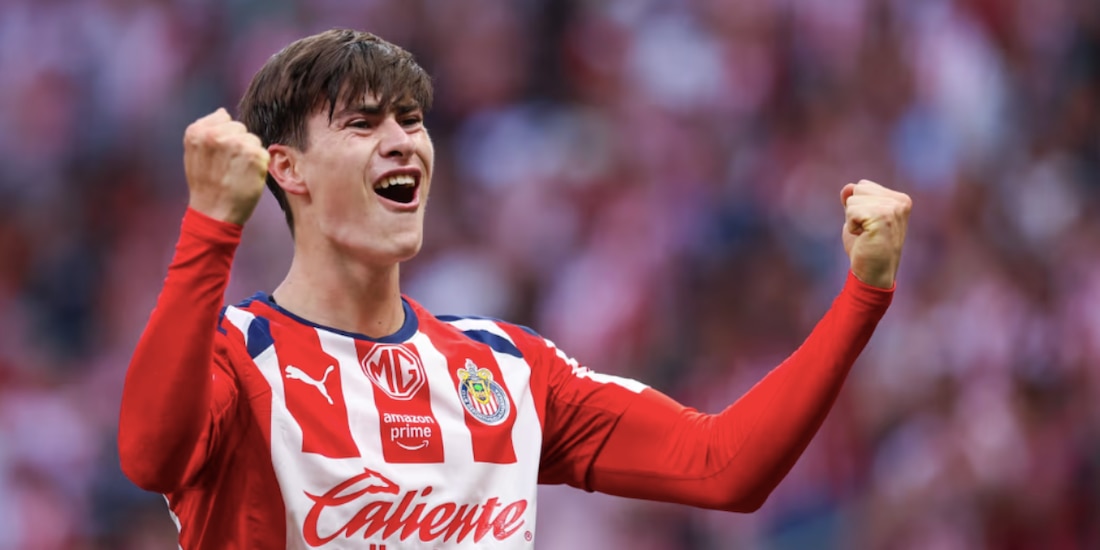 Armando la 'Hormiga' González festeja un gol con Chivas en el Apertura 2025 de la Liga MX.