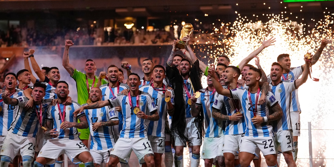 Lionel Messi y el resto de los futbolistas de Argentina celebran su coronación en Qatar 2022 con la Copa FIFA.