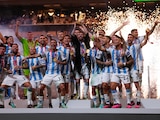 Lionel Messi y el resto de los futbolistas de Argentina celebran su coronación en Qatar 2022 con la Copa FIFA.
