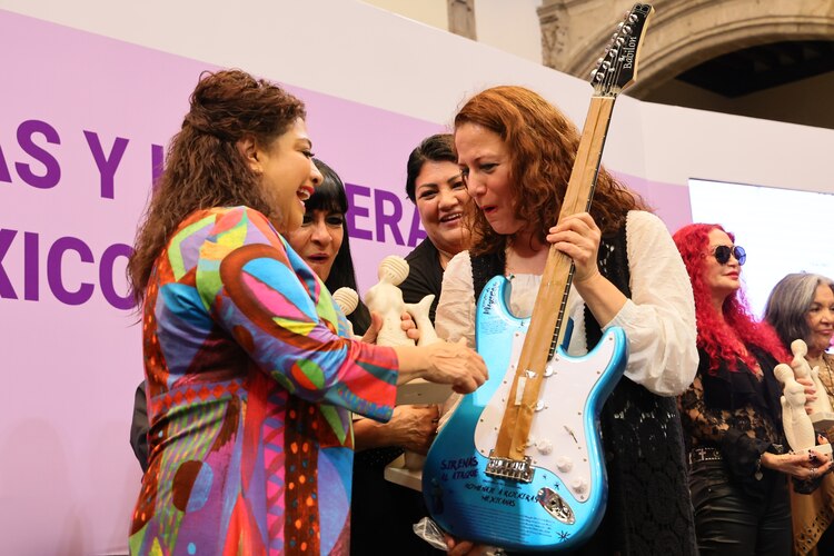 Clara Brugada destaca el talento y esfuerzo de mujeres en la música.