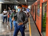 Usuarios del STC descienden del Metro con cubrebocas para protegerse del COVID-19