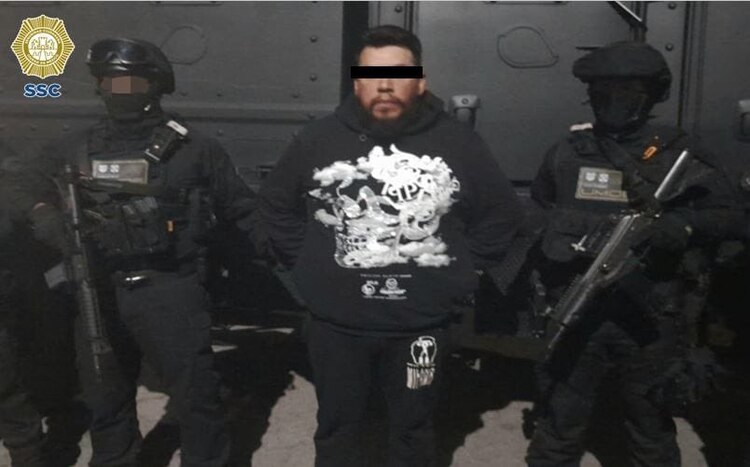 Lenin Canchola (centro), tras ser detenido en Monterrey y trasladado a la Ciudad de México, el pasado viernes 1 de julio.