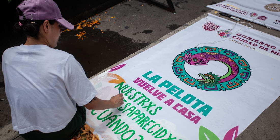 Colectivo Antifa Antififa ofrecen conferencia de prensa y realizan acciones en las inmediaciones del Estadio Ciudad de México