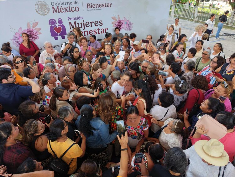 La Presidenta Claudia Sheinbaum rodeada de mujeres en Puerto Morelos.