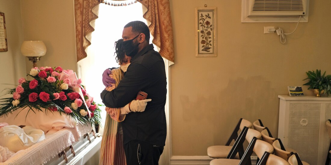 Los hermanos Erika y Dwayne se consuelan por la muerte de su madre, en Newark, el 2 de mayo.