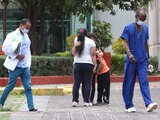 En el ingreso al Hospital Tláhuac una familia de un enfermo de Covid-19 se abraza mientras llora.