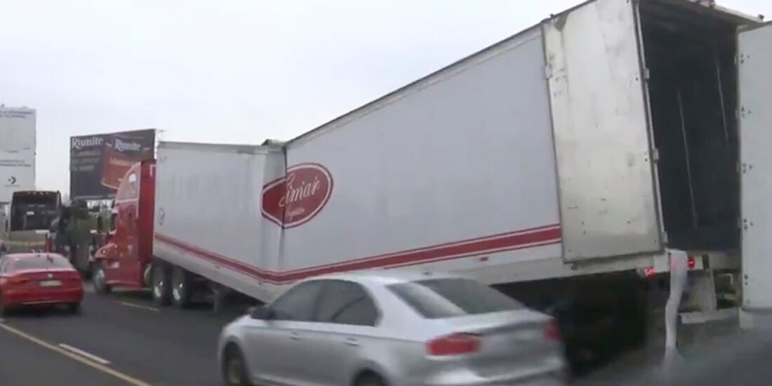 La caja de carga se partió por la mitad.