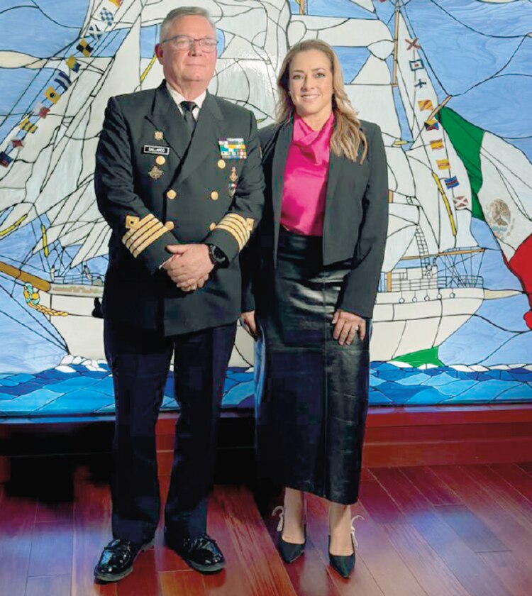 El titular de Puertos y Marina Mercante, Manuel Gutiérrez Gallardo, y la periodista Bibiana Belsasso, en entrevista.