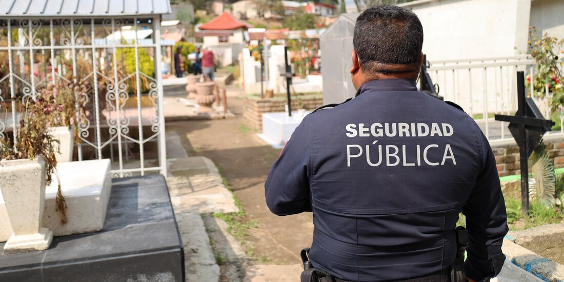Agentes de seguridad en Huixquilucan en panteones de la comunidad.
