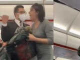 Mujer tose sobre pasajeros de avión y la corren por no usar cubrebocas