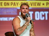 Jake Paul en una conferencia de prensa previa a su pelea de box del próximo mes contra Anderson Silva.
