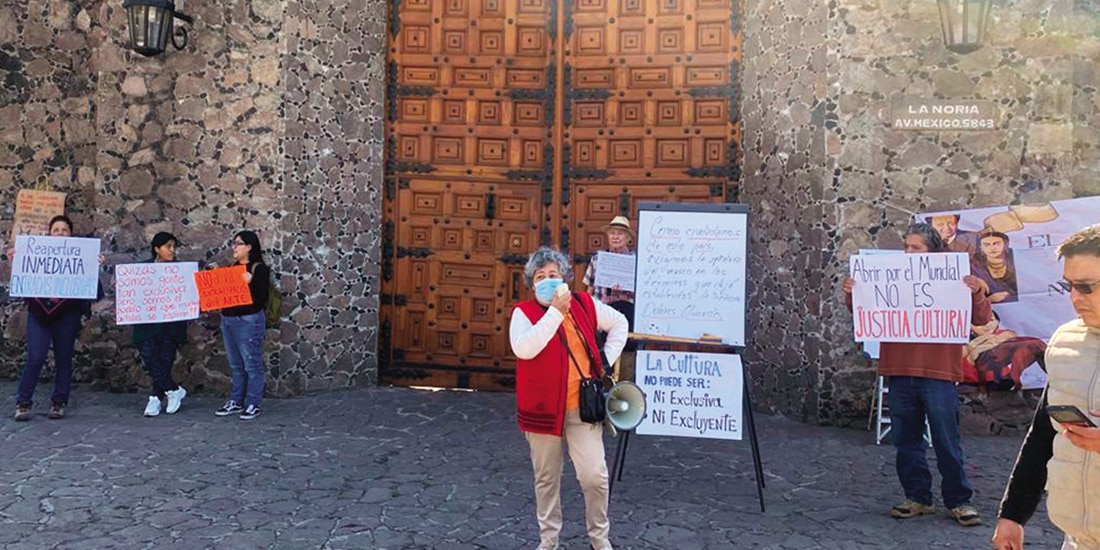 Manifestantes, ayer, en la entrada principal del Museo Dolores Olmedo.