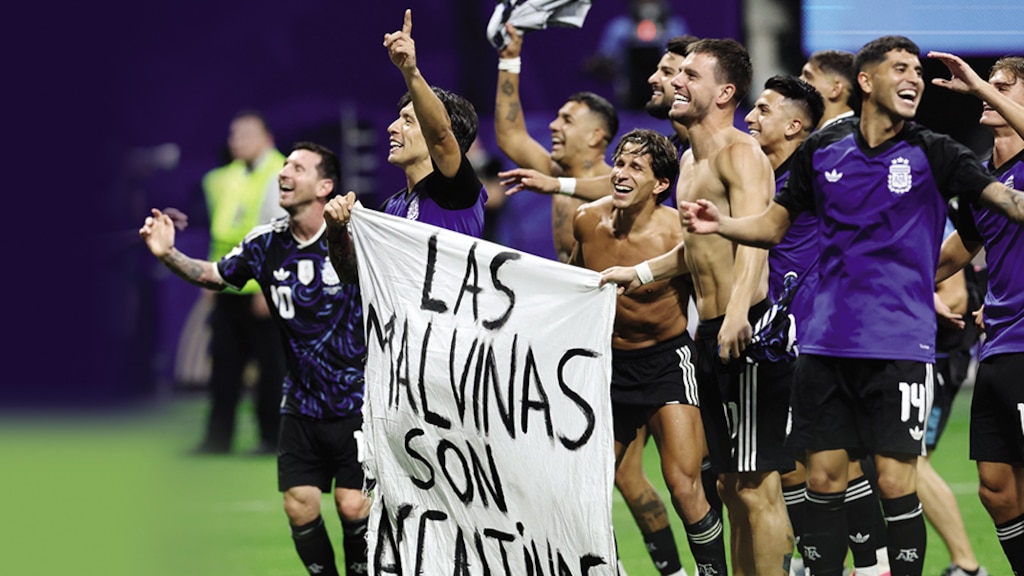 ARGENTINOS celebran con una manta, ayer