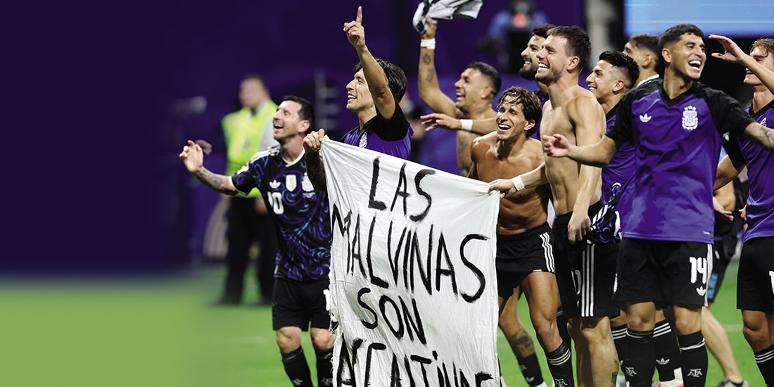 ARGENTINOS celebran con una manta, ayer