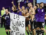 ARGENTINOS celebran con una manta, ayer