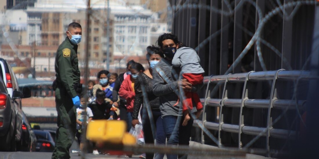 Autoridades migratorias de EU deportaron por el Puente Internacional Paso del Norte, con El Paso, Texas, a 50 migrantes adultos originarios de México acompañados de menores de edad, ayer.