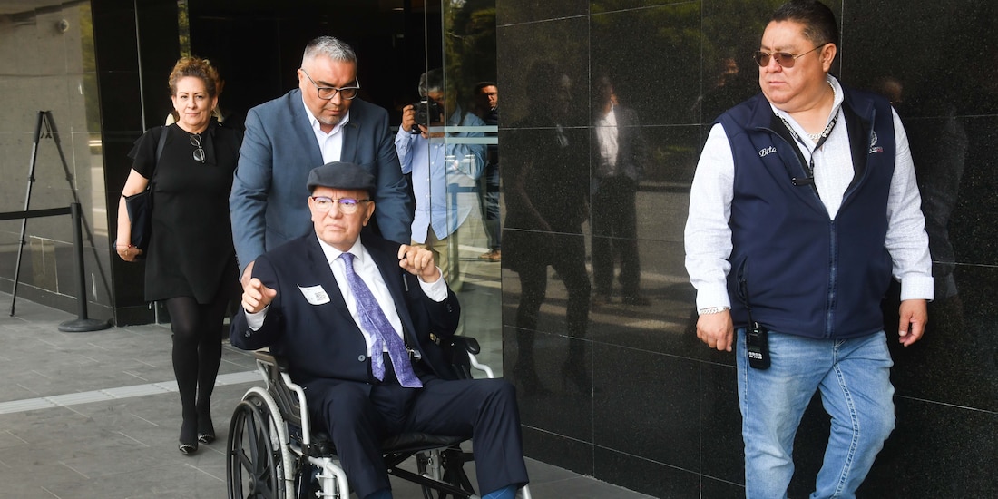 David Colmenares Páramo (en silla), actual titular de la ASF, en su salida de la Cámara de Diputados, ayer
