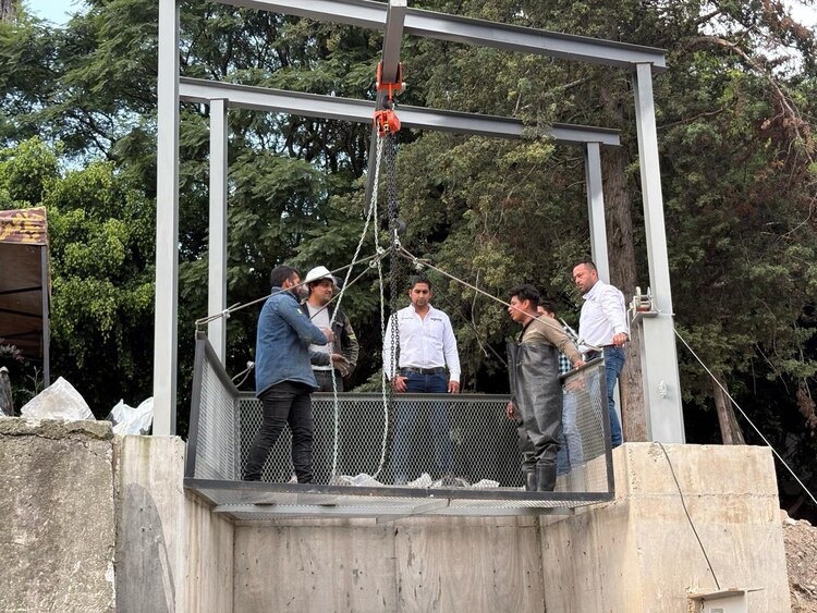 La instalación de redes complementa obras previas como el colector marginal para el saneamiento de la presa “El Capulín”.