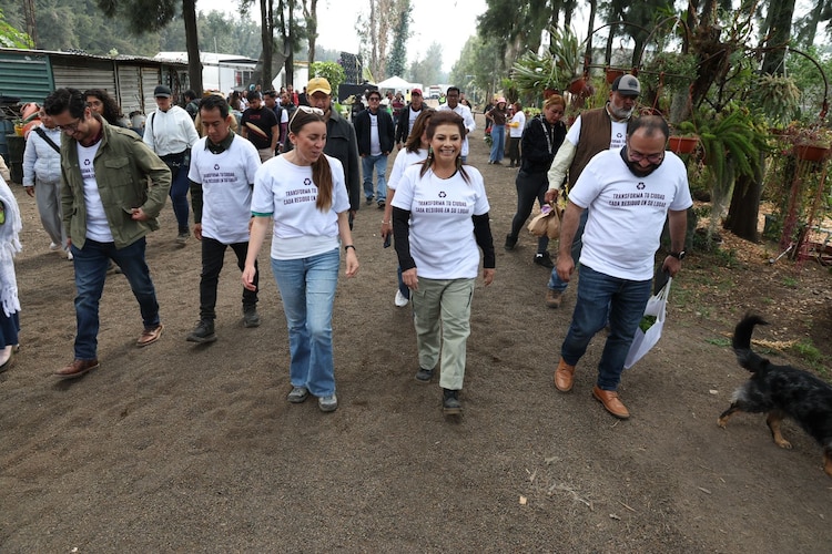 Funcionarios de SEDEMA y Secretaría de Obras acompañan a la mandataria en el inicio del movimiento medioambiental por el reciclaje.