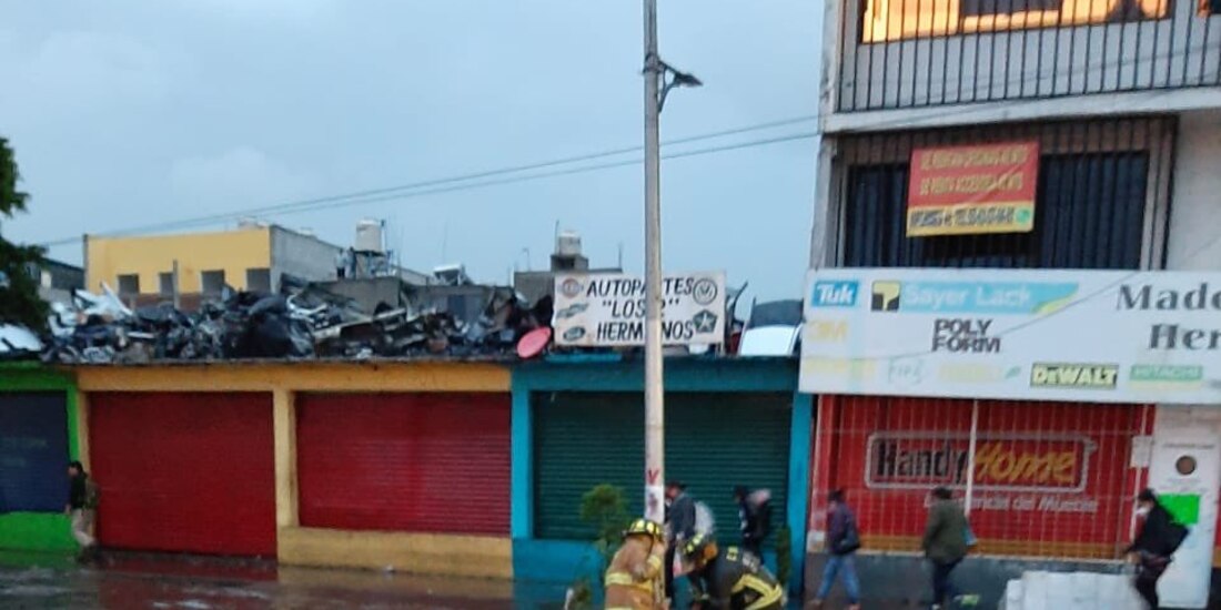Bomberos de la CdMx labora en encharcamiento en Calzada Ermita Iztapalapa.