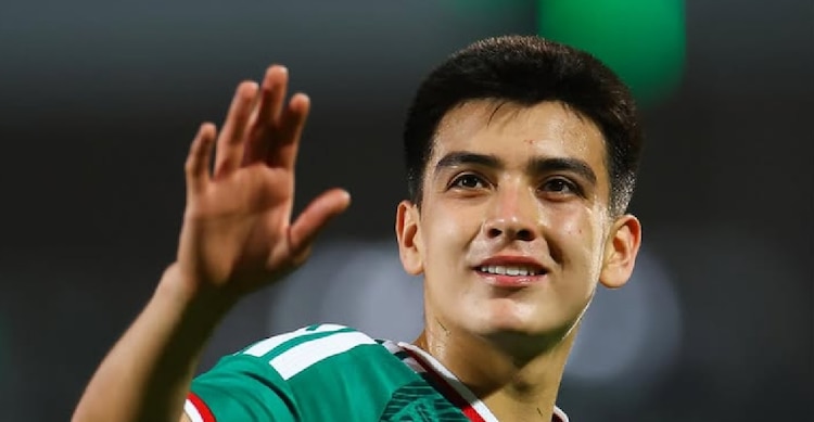 El futbolista de Xolos regresó a casa después de su histórica participación mundialista.