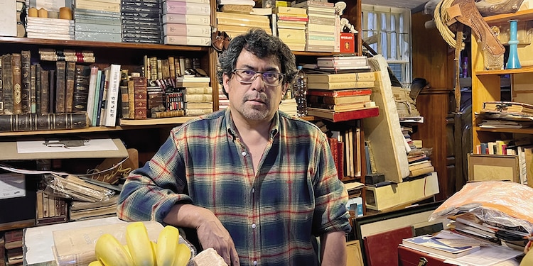 Maximino Ramos Cervantes dirige en México siete librerías de viejo.