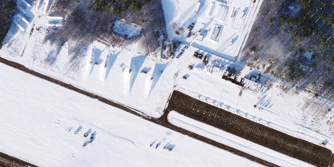 Tomas aéreas evidencian el uso de suelo bielorruso para albergar a tropas del Kremlin.