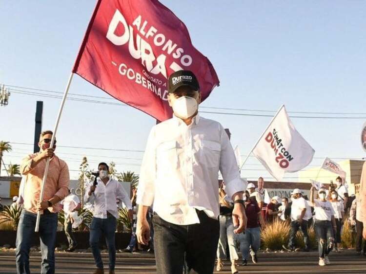 Alfonso Durazo estuvo arropadopor jóvenes en la capital sonorense, el sábado.