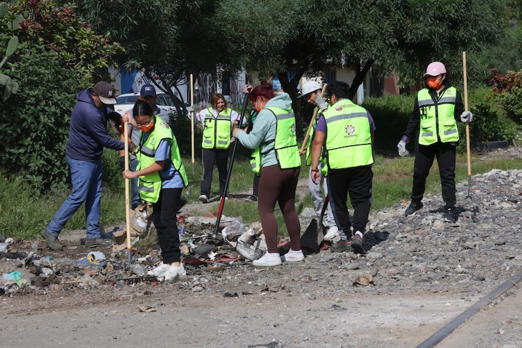 La alcaldesa Azucena Cisneros encabezó una jornada de limpieza junto a trabajadores de Ecatepec.