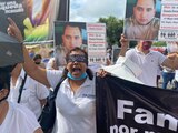 Con la frase "La justicia es ciega", familiares de desaparecidos exigen esclarecer sus casos.