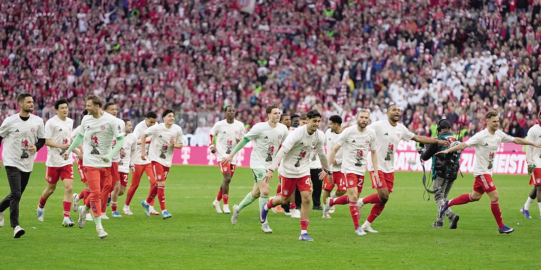 JUGADORES del cuadro teutón celebran su título, ayer, ante su gente, pero el trofeo e les entreg al final de la campaña