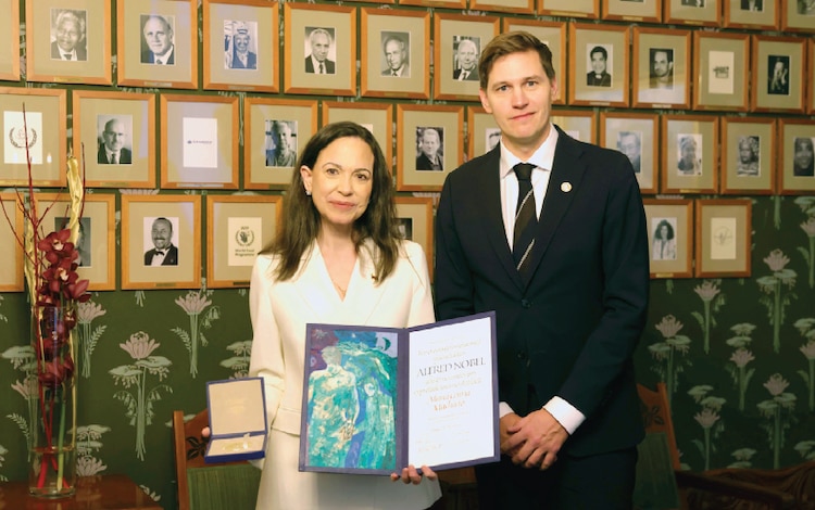 María Corina Machado, Premio Nobel de la Paz, y Jørgen Watne Frydnes, presidente del Comité Noruego del Nobel, el jueves, en Oslo.