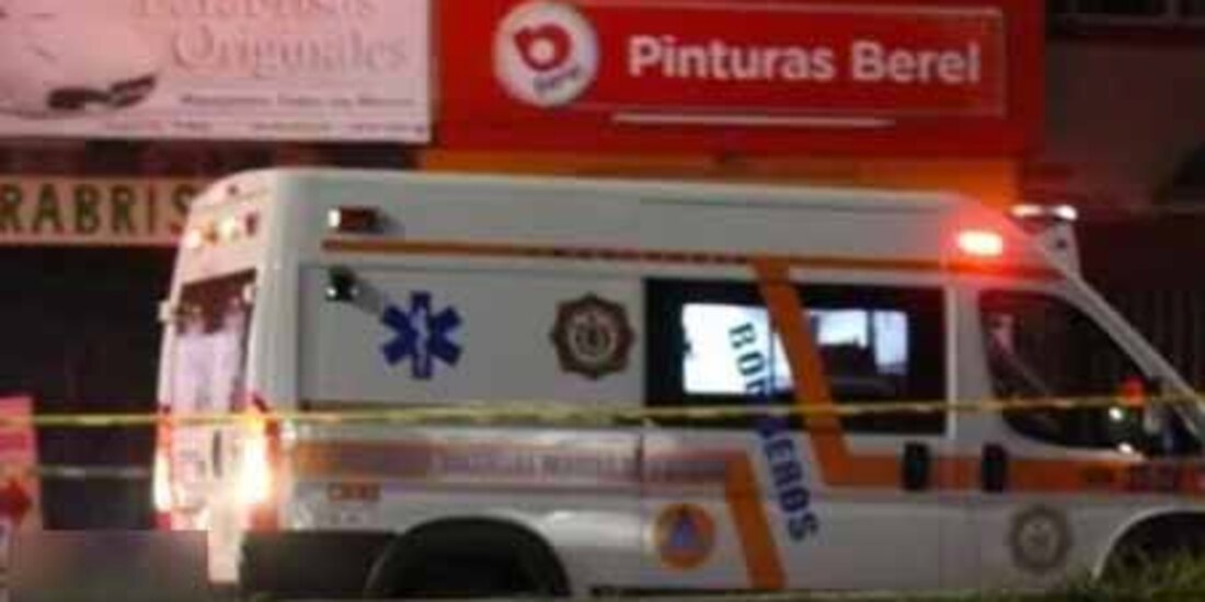 Paramédicos atienden un llamado por una balacera afuera de una taquería.