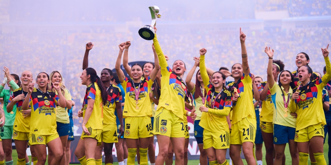 Karen Luna levanta el trofeo del América.