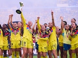 Karen Luna levanta el trofeo del América.