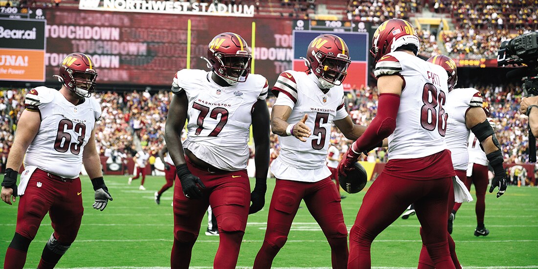 Jugadores de los Commanders celebran una anotación, el domingo, en el duelo de la Semana 1 de la NFL.